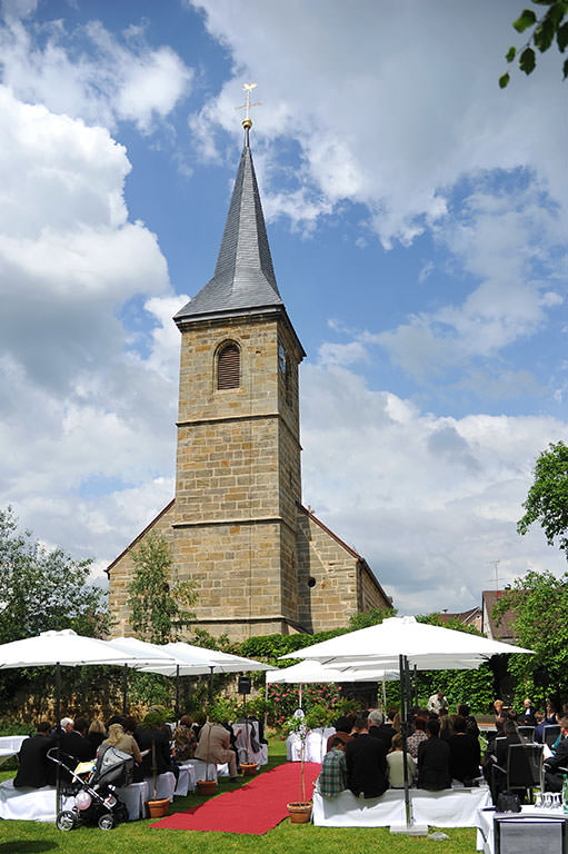 Schloss Wiesenthau - Freie Trauung mit Blick auf den Kirchturm